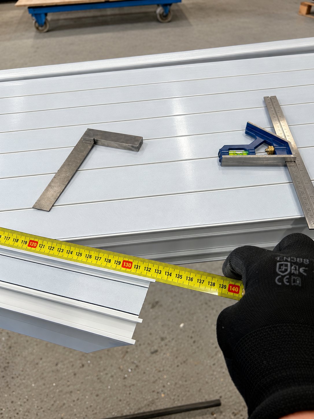 Checking aluminium profiles with a square and tape measure